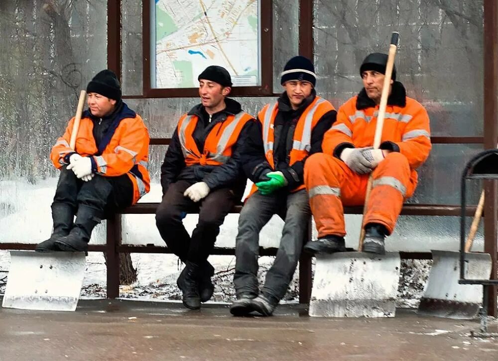 Таджикам запретили работать. Дворник мигрант. Дворник таджик. Дворник гастарбайтер. Гастарбайтер в оранжевом жилете.