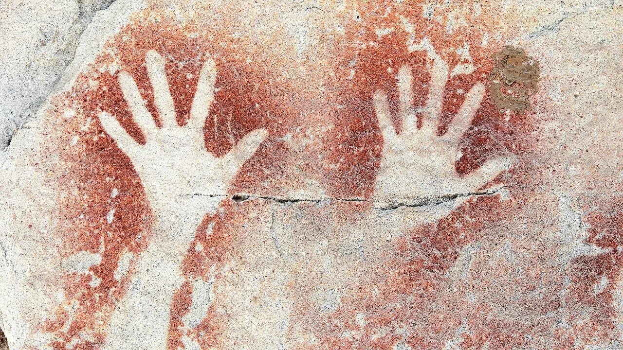 Первобытная рука. Наскальная живопись ладони. Наскальная живопись руки человека. Отпечаток руки древнего человека.