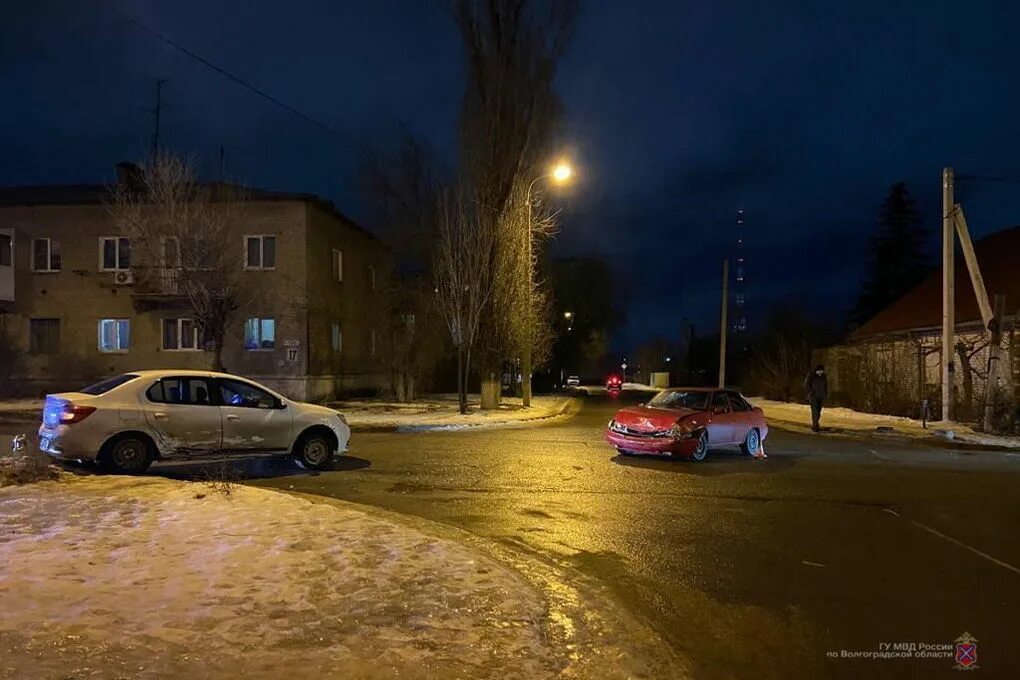 Волгоградское чп. Вечерняя улица. Фото машин. Машина на Российской улице.