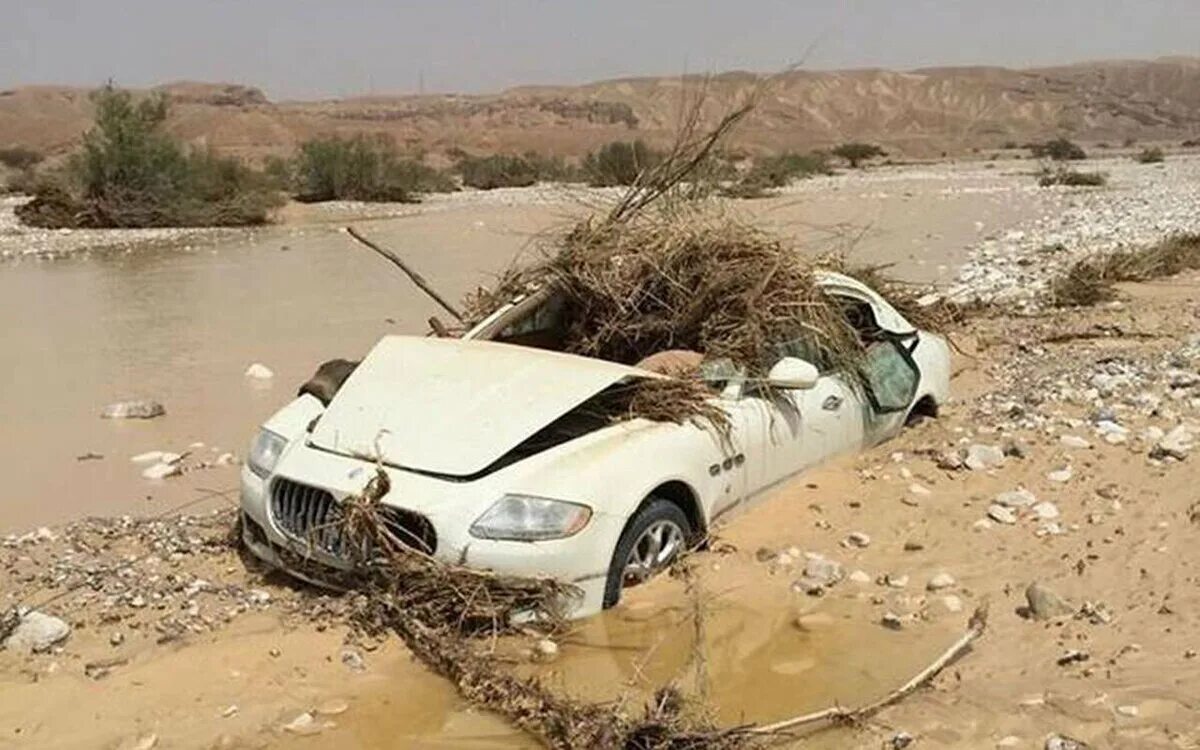 Брошенные автомобили в Дубае. Заброшенные машины в пустыне. Заброшенные машины в Эмиратах. Арабы на машинах.