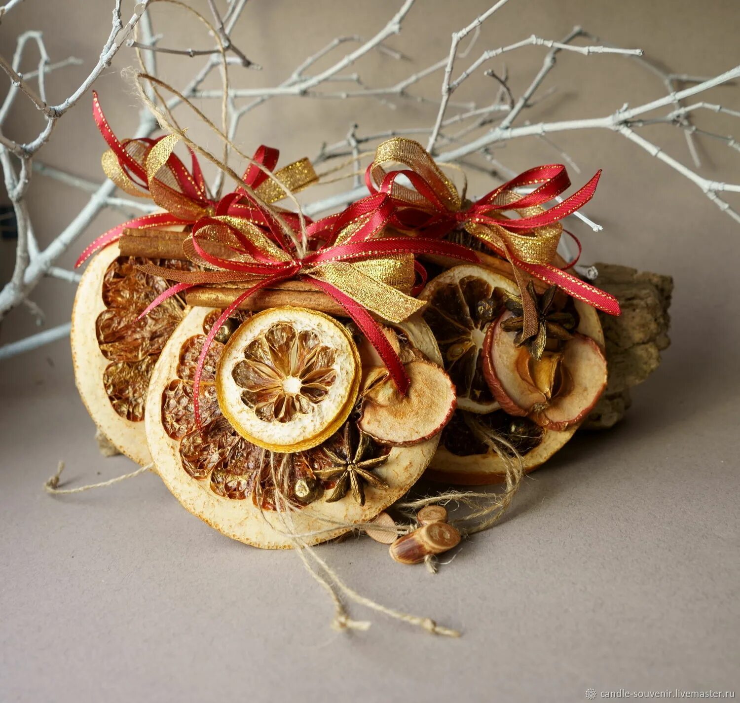 елка с сушеными апельсинами. елочные украшения из цитрусовых. новогодняя елка с сушеными апельсинами. украшение на елку из апельсинов. сушеные дольки апельсина для декора.