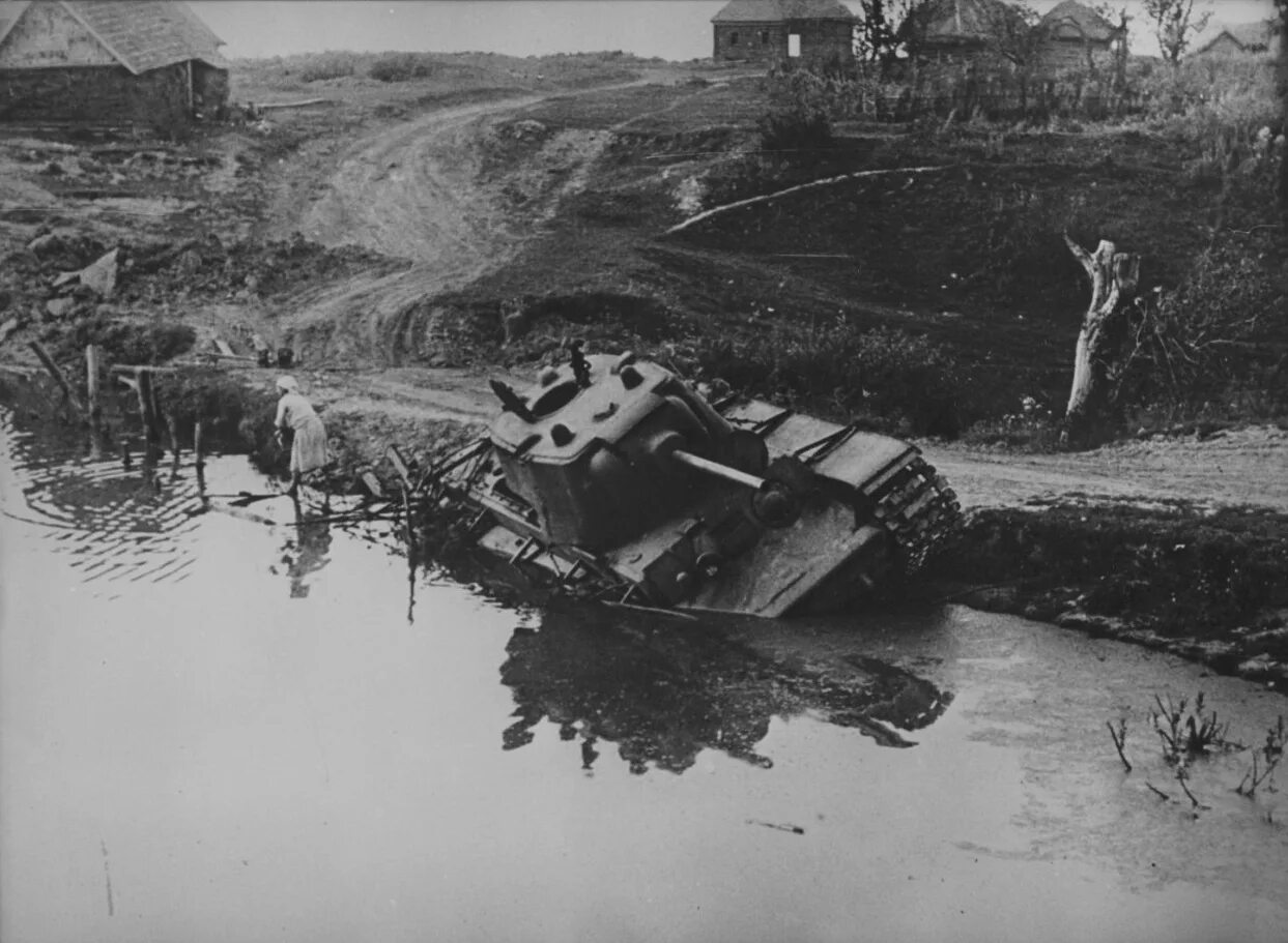 Трофейные танки вермахта в красной армии. Симонов хальбский котёл. Рейд танка т-28 по захваченному немцами минску. Деревня танков. Деревня танков.