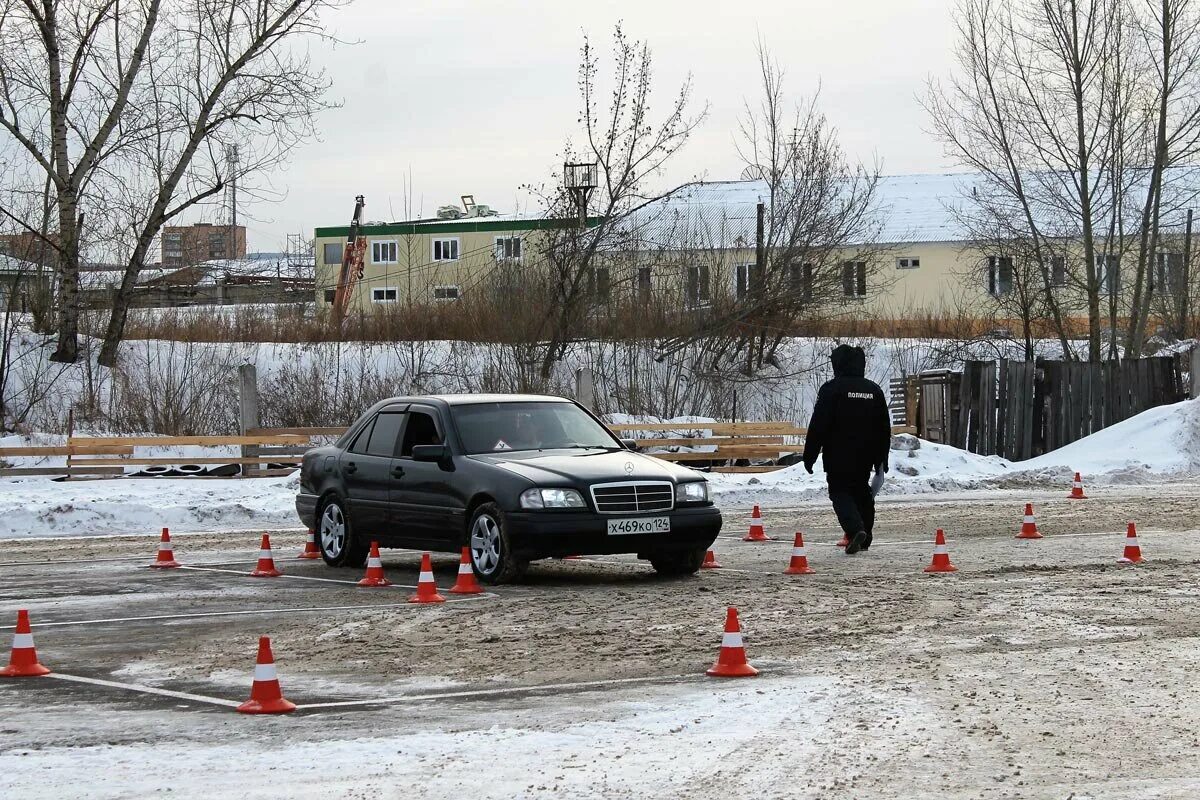 Сайты автошкол красноярск. Автошкола АНО Искитим. Автошкола безопасность. Автошкола Красноярск. Автошкола АНО Искитим преподаватели.