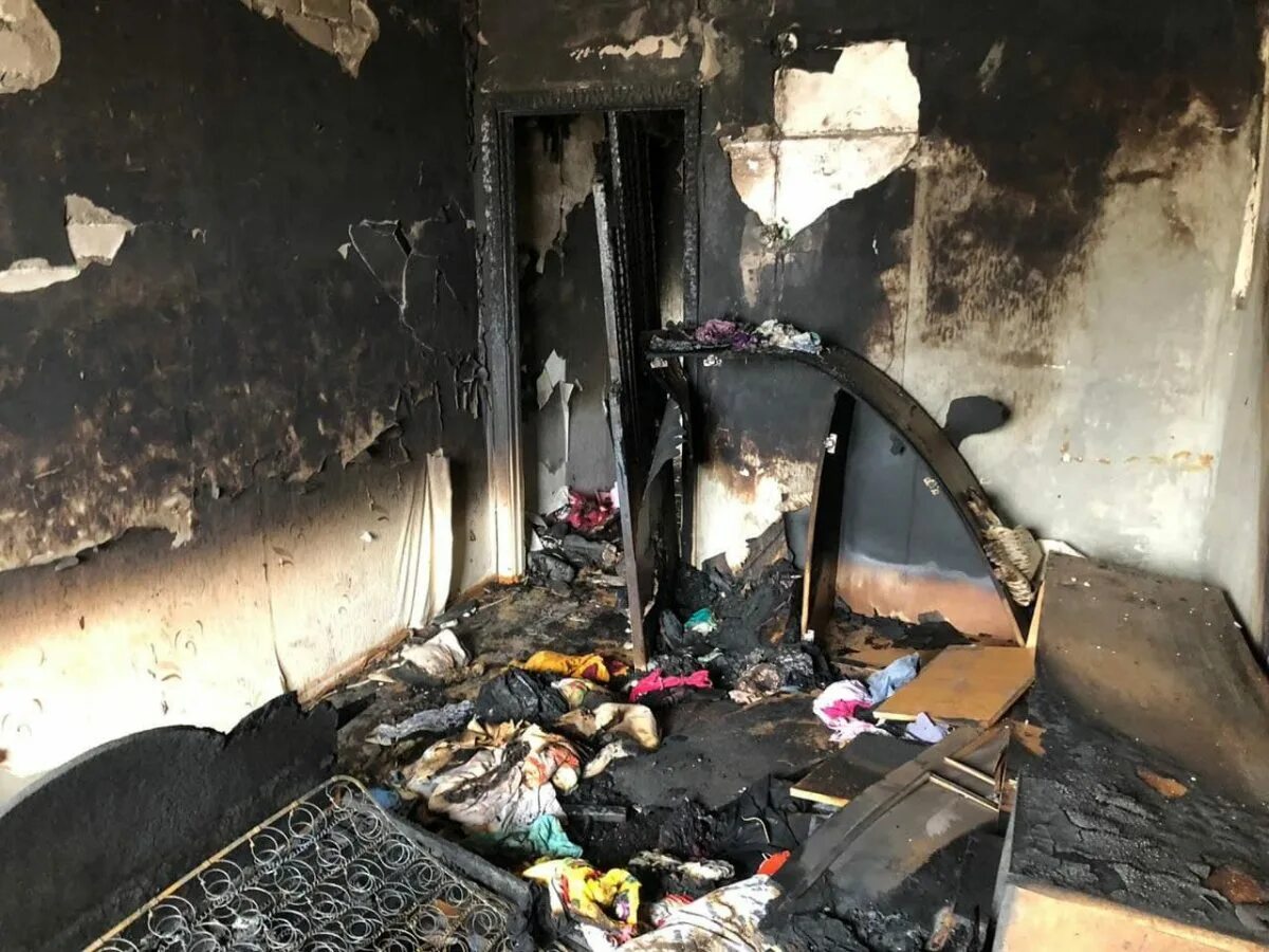 Сгоревшие вещи. Сгоревшая ванная комната. Сгорел дом в Ершове. Пожар в Ершове Саратовской области 21 июля.