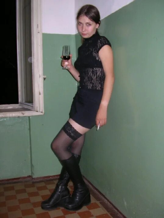 Женщины вышли покурить. Женщина вышла покурить. Курящая женщина в подъезде. Женщина вышла покурить. Группа дрынк.