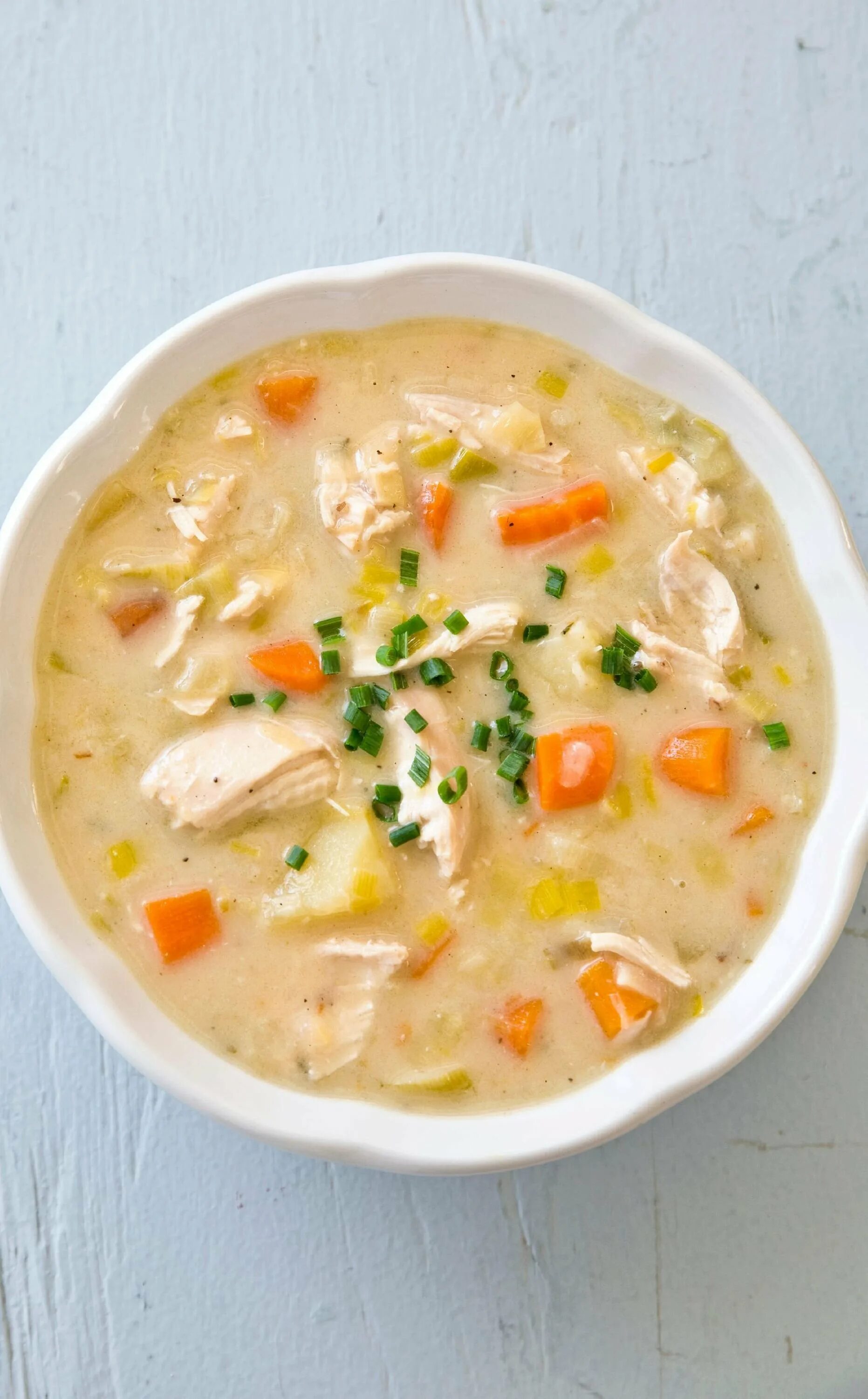 Суп в домашних условиях из курицы. Белый суп с курицей. Куриный суп с молоком. Куриный суп с колбасным сыром. Суп фермерский.