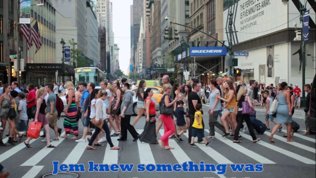 Толпа людей на улице. The streets were crowded. Человек толпы. People in the city. Современный город с людьми.