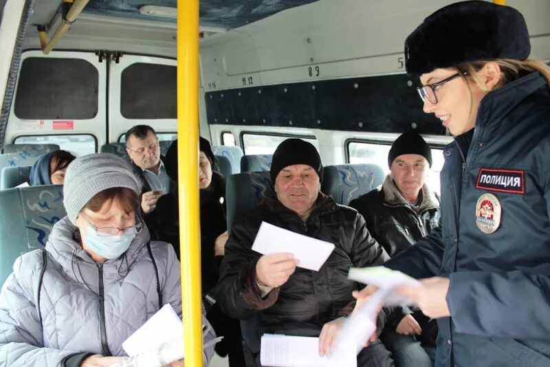 Пассажиры в междугороднем автобусе. Ремни безопасности в автобусе. Междугородный автобус и пассажиры. Ремни безопасности в междугороднем автобусе. Водитель автобуса на межгород