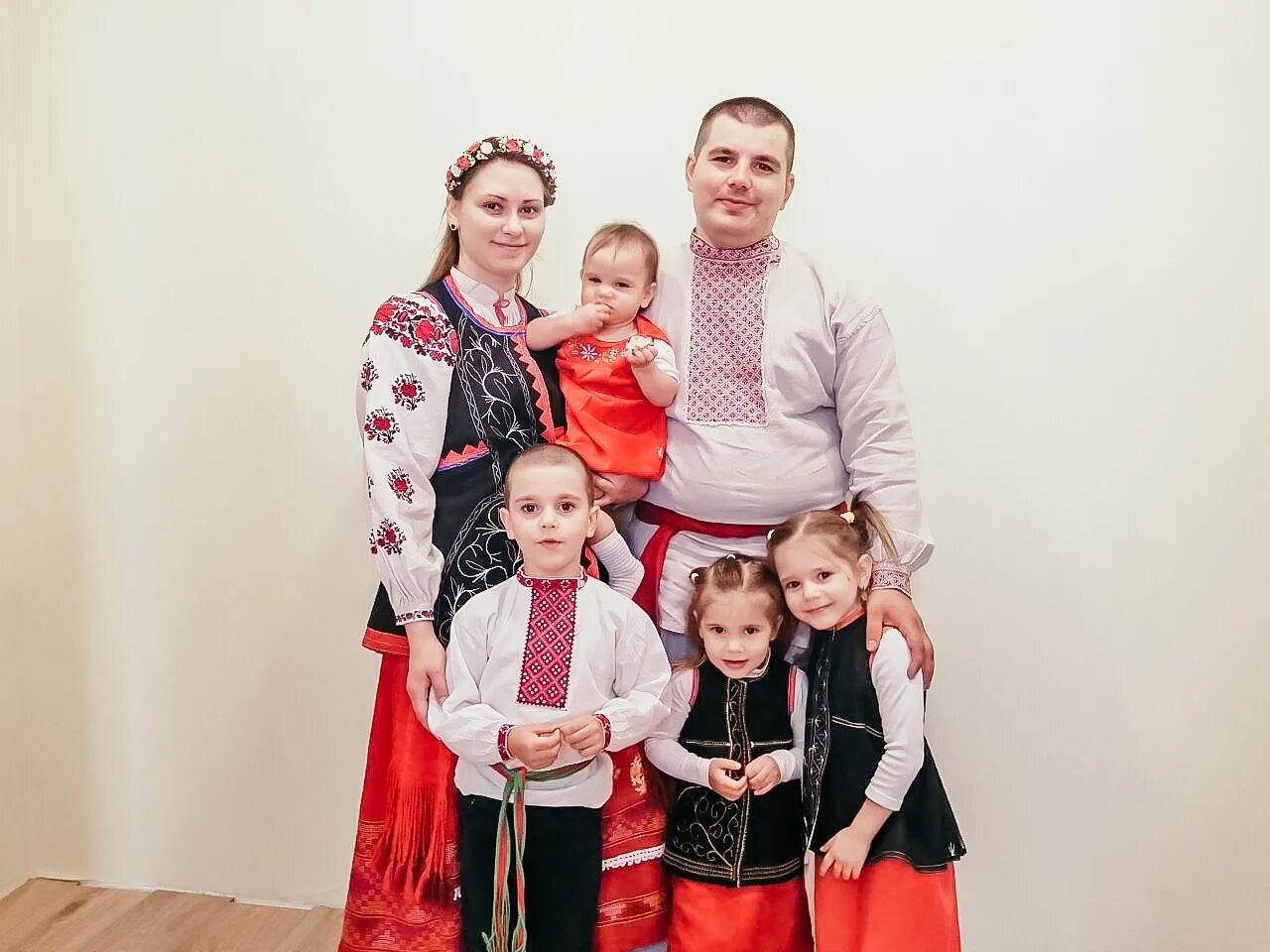 Семьи белоруссии. Семья в белоруссии. белорусской семьи. традиционная белорусская семья. деревня марковичи беларусь.