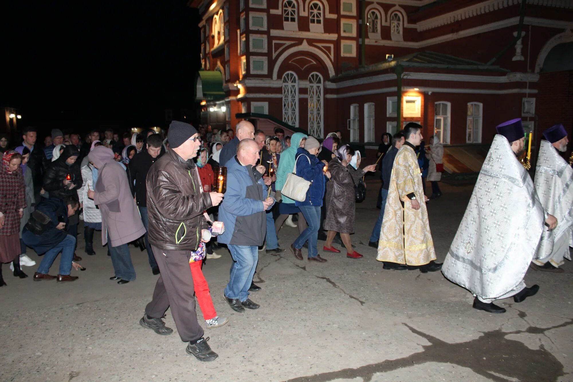 Пасха в 2019г какого числа. 2019 Год Пасхальная служба. Пасхальная служба поселка Свободный Свердловской области. Пасха 2019 Омск. Севилья Пасха 2019.