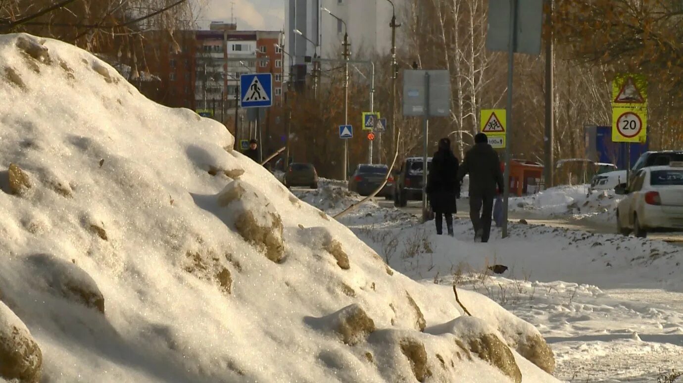 Снег на тротуаре. Уборка снега зимой лежачий полицейский. Картинки расчистка тротуаров от снега в Туле. Расчистка снега в Керчи МЧС В декабре 2001 года. Почему на улице снег