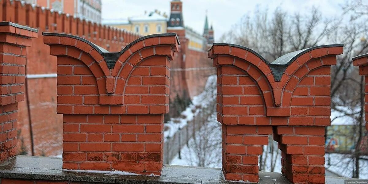Кирпич московского кремля. Кремлевская стена ласточкин хвост. московский кремль ласточкин хвост. мерлоны московского кремля. ласточкин хвост стена кремля.