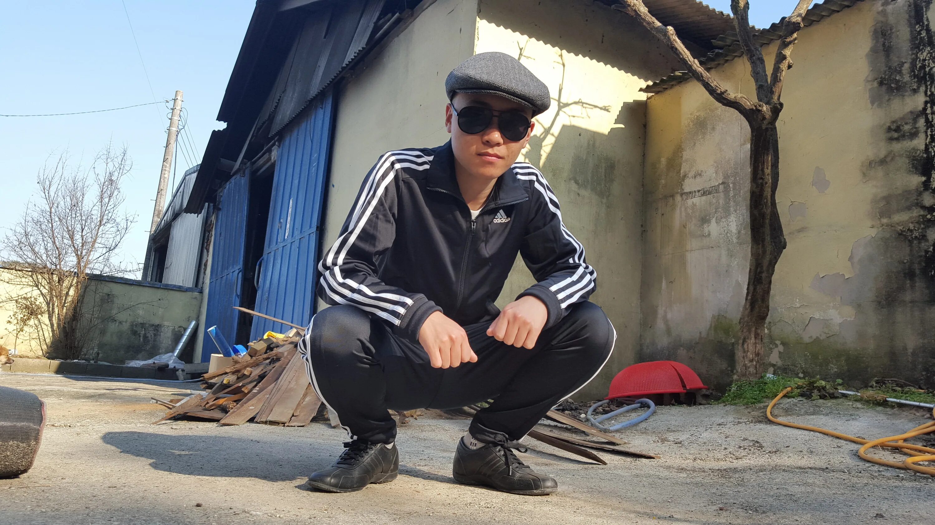 Молодой перспективный челик это про меня. Adidas Tracksuit Gopnik. Гопник на кортах. Гопник на корточках. Русские гопники.