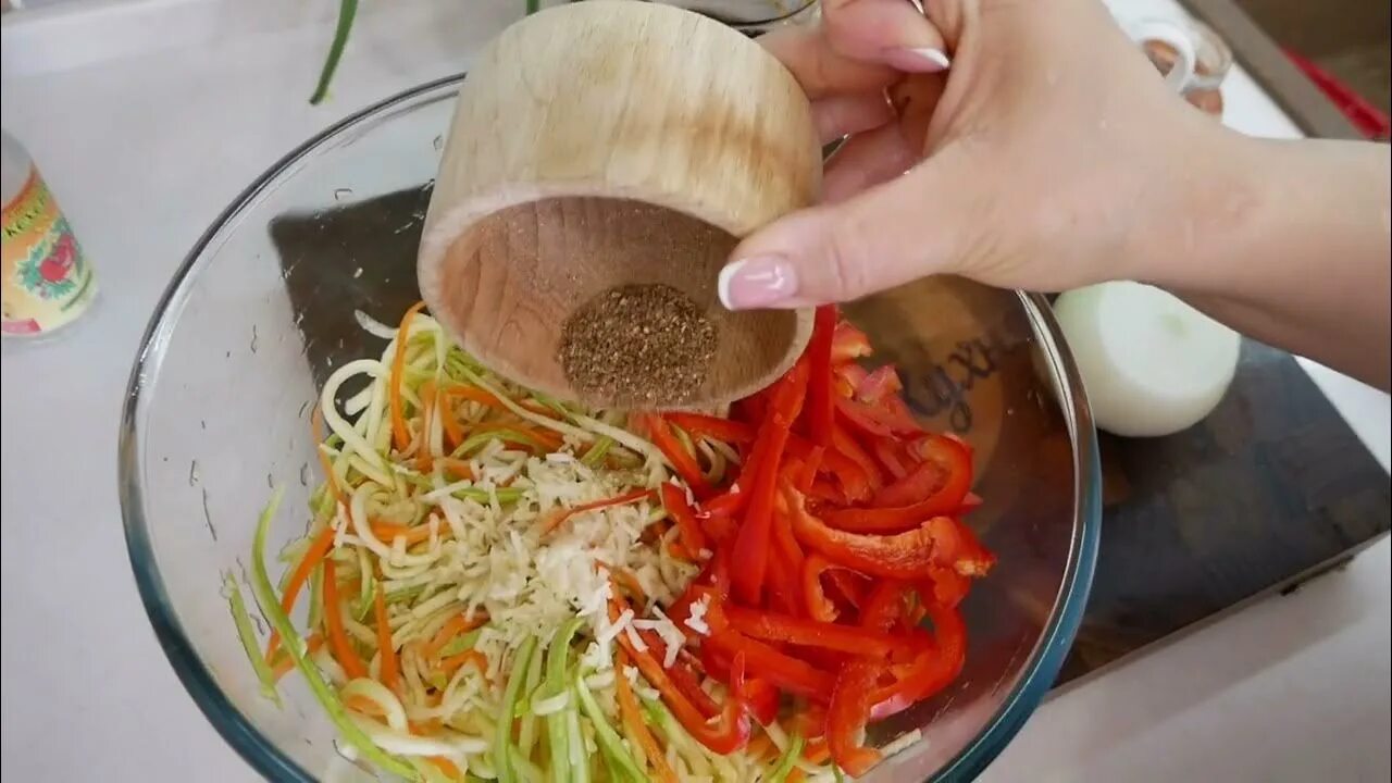 Закуска из кабачков. Цыганка кабачки. Цыганка кабачки. Анклобенс из кабачков от цыганки гали. Салат из огурцов с горчицей.