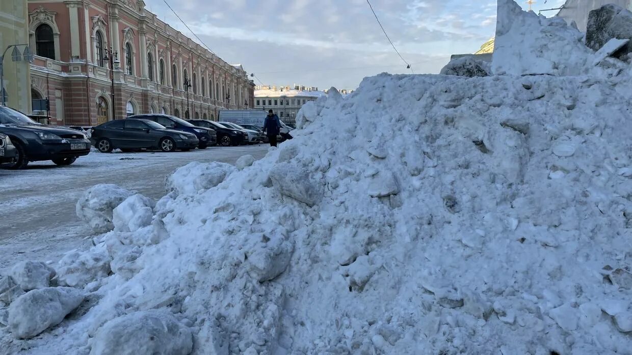 Город сугробов. Снег в Питере. Сугробы в городе. Уборка снега в Питере 2021. Серый снег в Петербурге.