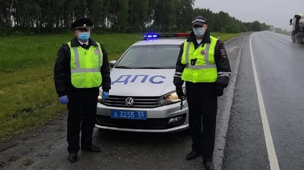 Щемим обочечников. Машина гибдд на трассе. Инспектор дпс. Фото аварий автомобилей. Дпс на обочине.