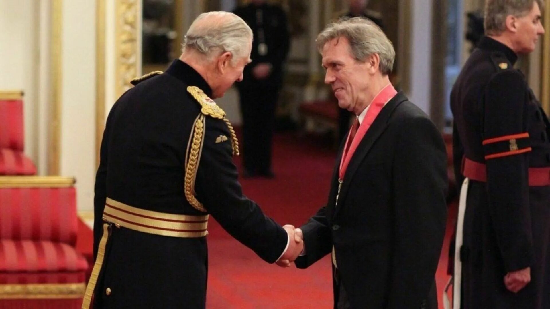 Хью лори орден британской империи. Командор ордена британской империи василий ливанов. Адель орден британской империи. Виктория бекхэм награждение орденом. Принцесса анна в букингемском дворце 1973.