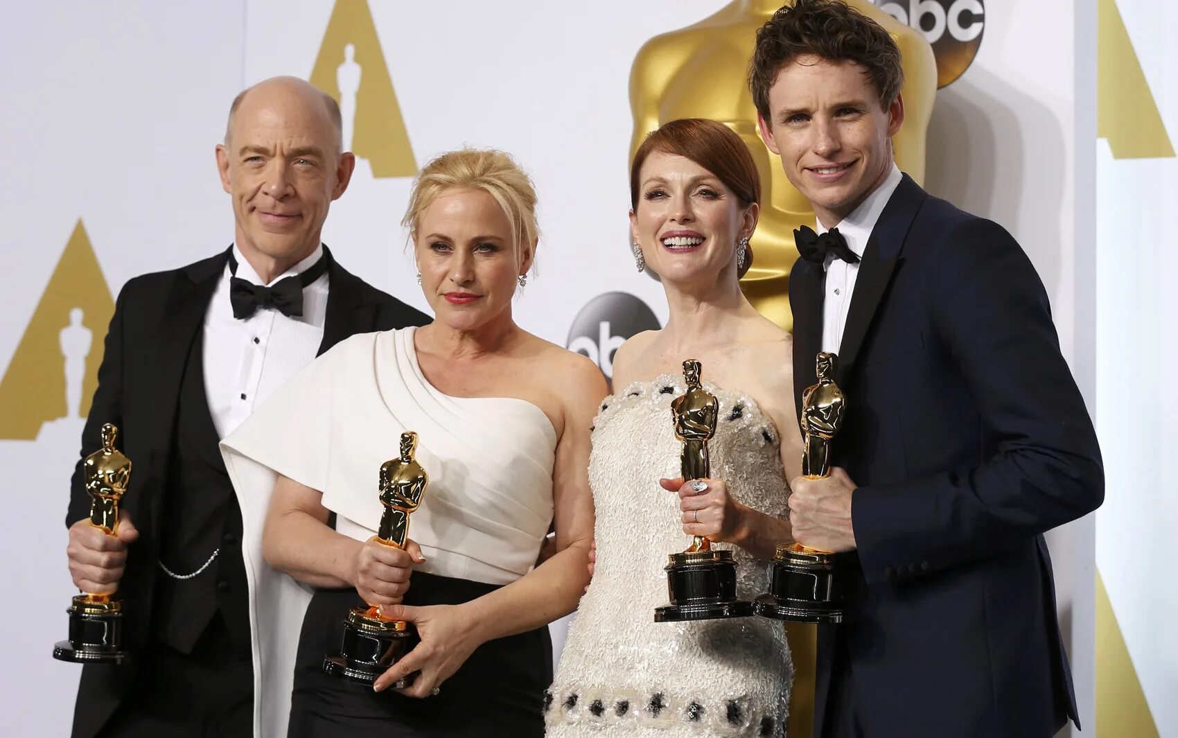 Джеймс хорнер титаник. У кого есть оскар за лучший саундтрек. У кого есть оскар за лучший саундтрек. Титаник хорнер. Билли айлиш оскар 2022.