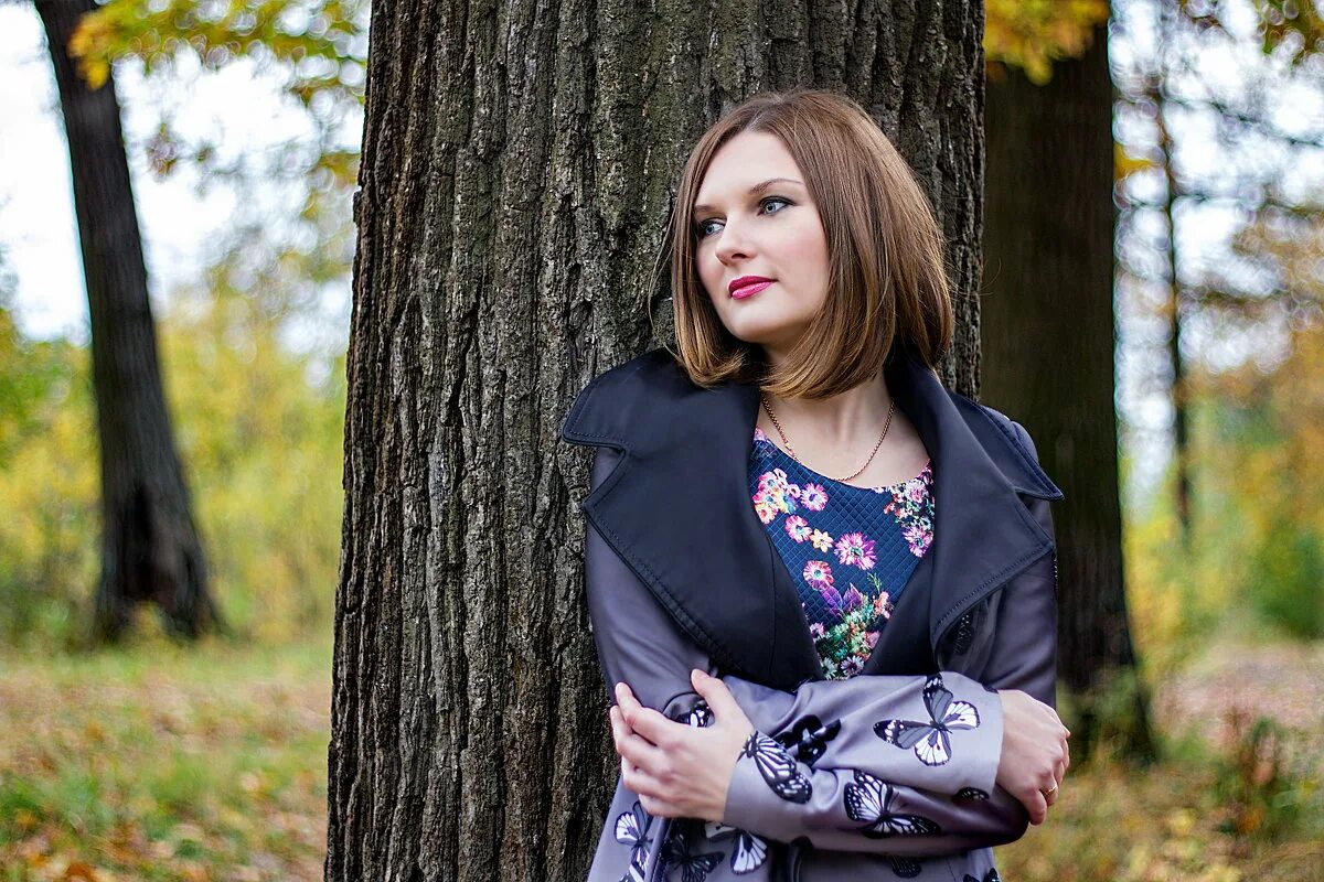 Девушки в винтажных платьях. Люди держуться за руки. Девушка в платье эстетика винтаж. Девочка с полевыми цветами. Девое.