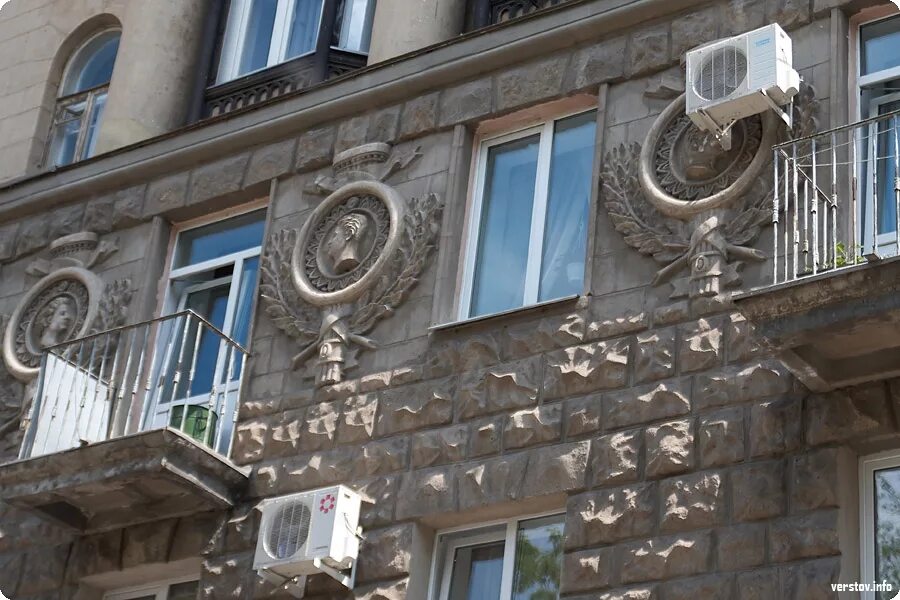 Внешний блок кондиционера на фасаде. Кондиционеры на фасаде здания. Кондиционеры на фасадах исторических зданий. Корзина для кондиционера на фасаде. Кондиционеры на фасаде здания.