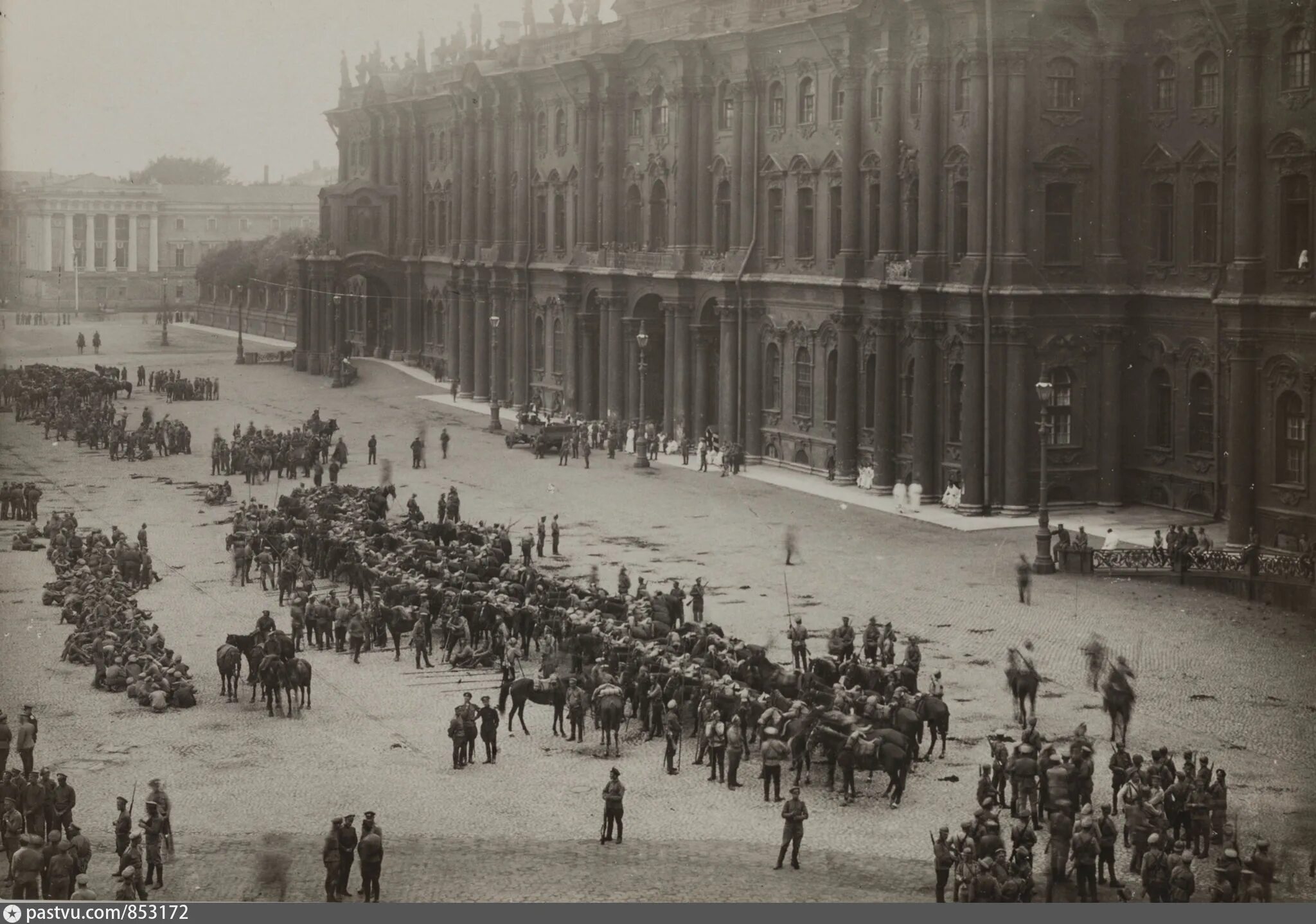 Зимний дворец революция 1917. Дворцовая площадь в Санкт-Петербурге 1917. Февральская революция 1917 зимний дворец. Зимний дворец 1917 Дворцовая площадь.