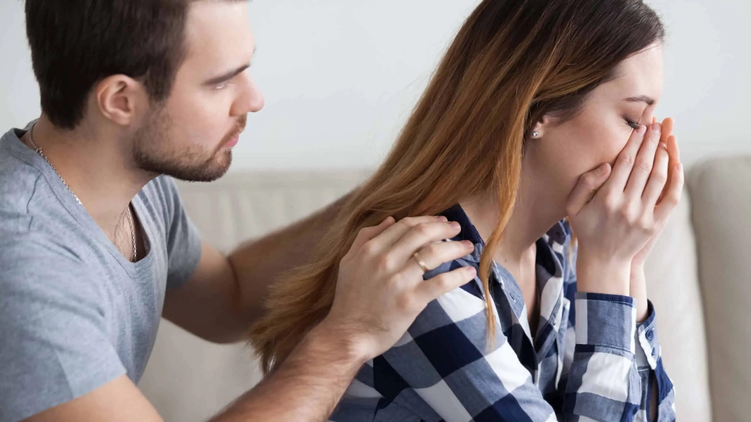 Helping the wife. Человек утешает. Парень успокаивает девушку. Женщина утешает мужчину. Человек успокаивает плачущего человека.