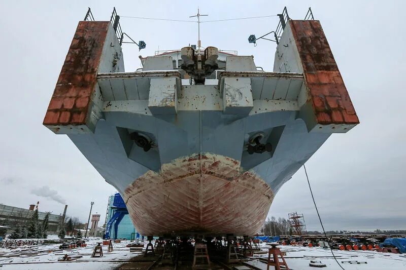 Фото спуска корабля краба на воду в 2023 году верфь братьев Нобель. Корабль делает поворот. В Первоуральске какие делают корабли. Корабль делает лайк.