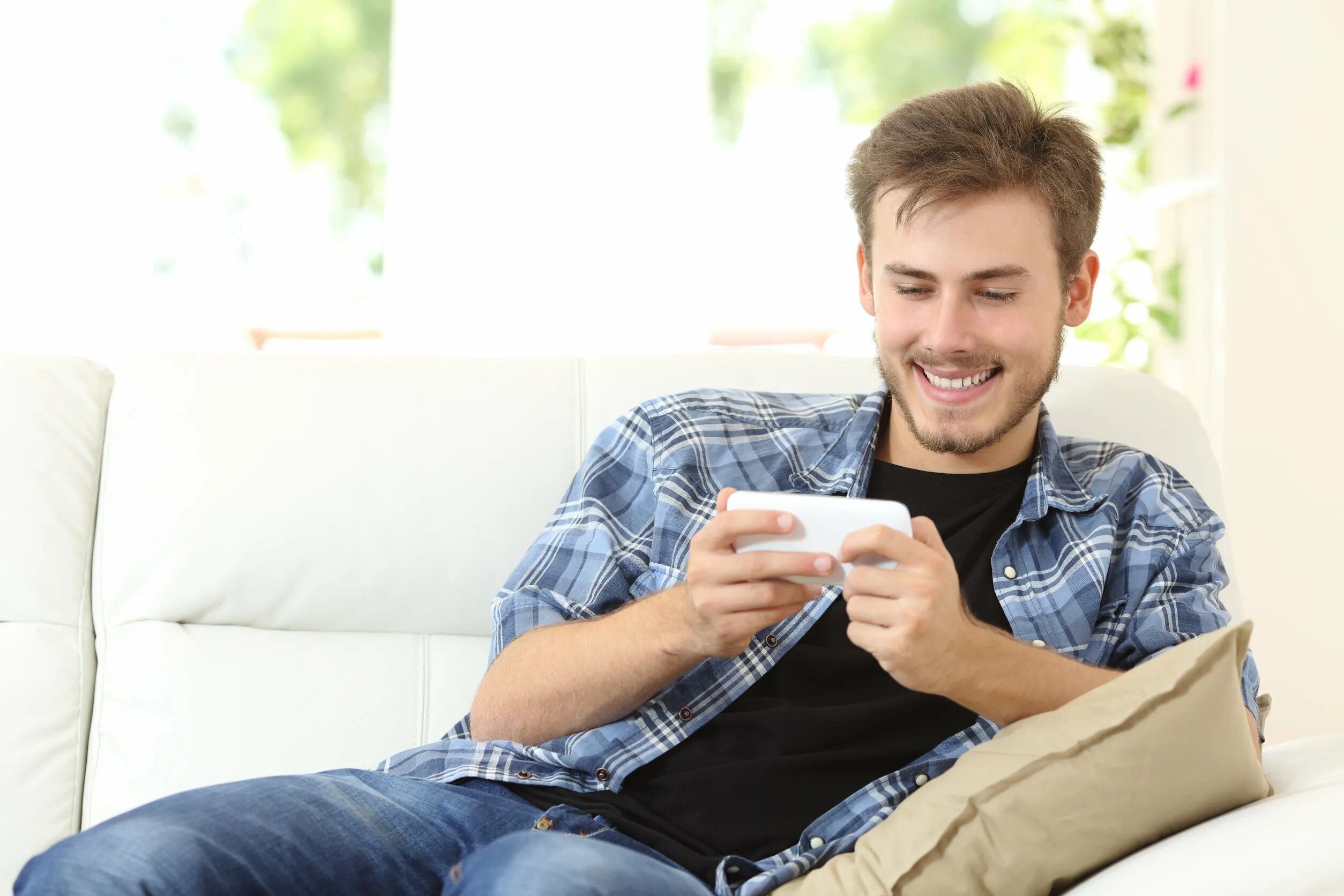 Читать доступна. Мужчина играющий в телефон. Man Gaming on smartphone. Man sitting with Phone. Man sits with Phone.