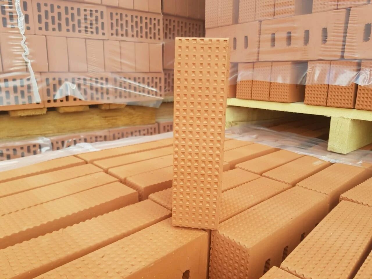 Кирпич строительный. Старое кирпичное здание. Балтымский кирпичный завод. Новокубанск кирпичный завод. Кирпичного завода дома.