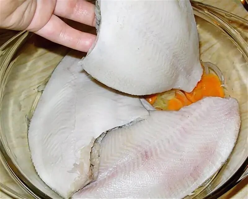 Камбала в духовке. Камбала запеченная в духовке простой рецепт. Камбала в духовке целиком рецепты. Камбала в микроволновке. Камбала запеченная в духовке в фольге целиком.
