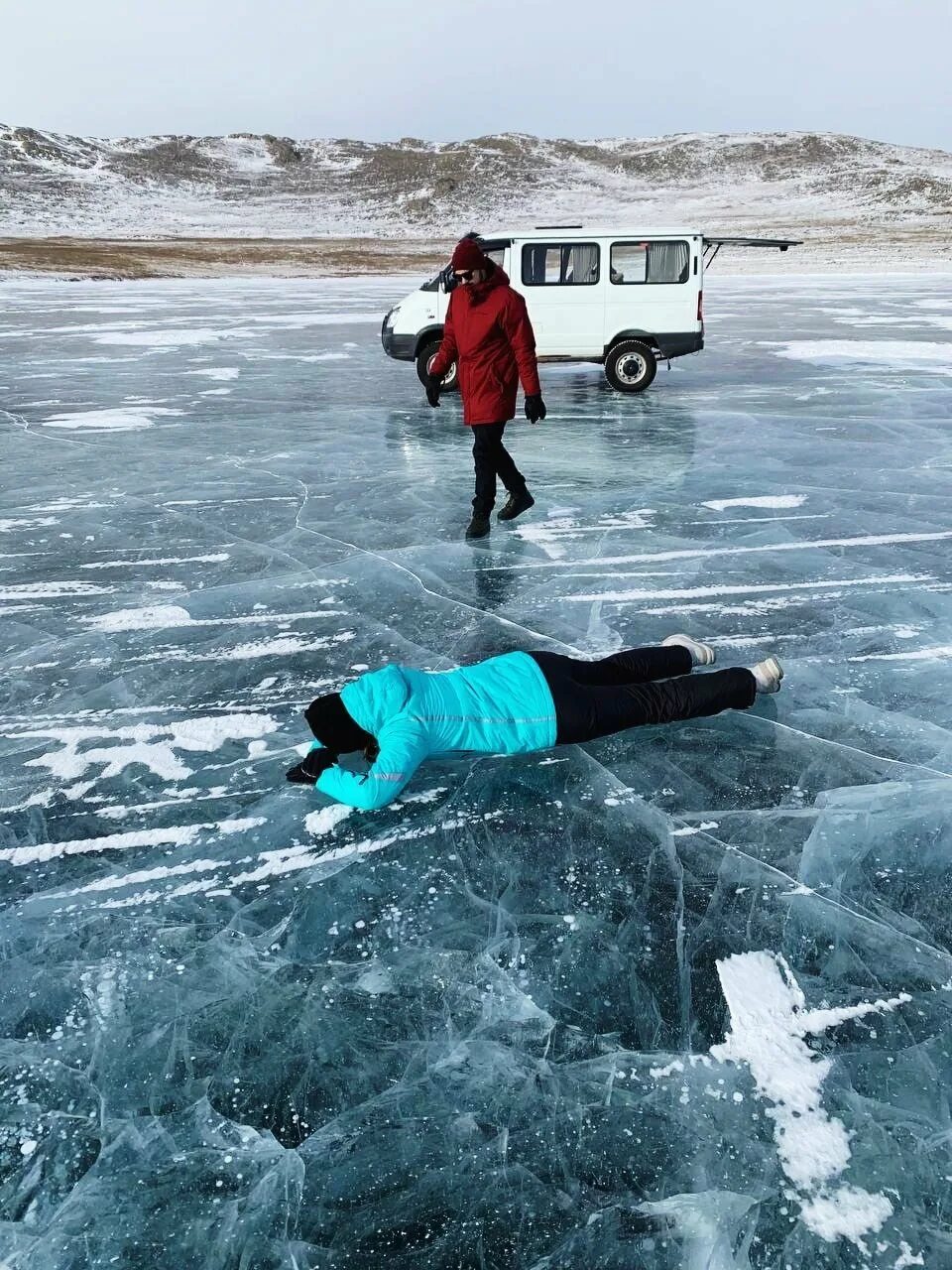 Сколько лед на байкале. Лед Байкала. Прозрачный лед Байкала. Байкал зимой. Зимний Байкал лед.