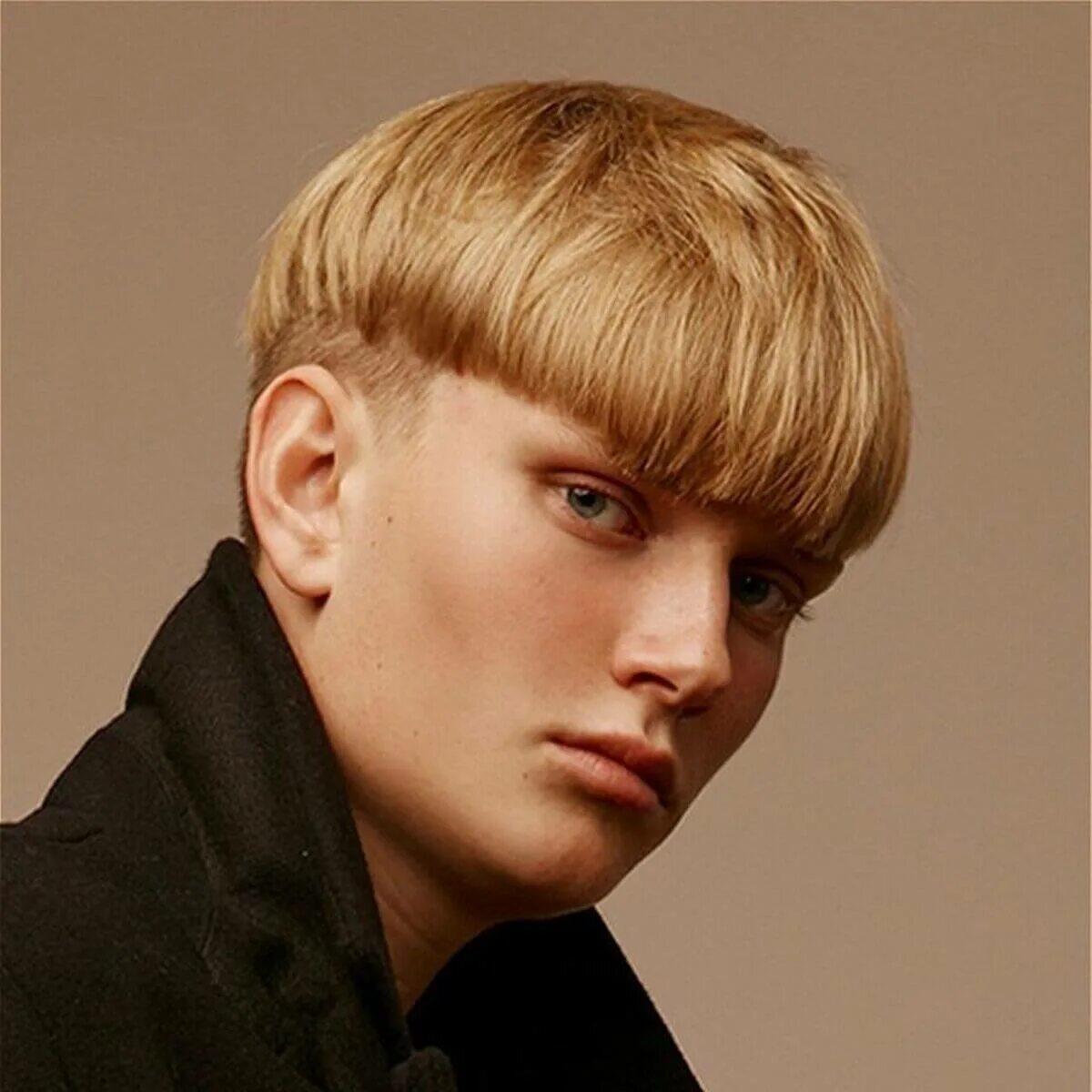 Модный мужской стрижка челка. Bowl Cut стрижка мужская. Стрижка шапочка Гарсон. Прическа горшок. Стрижка под горшок.