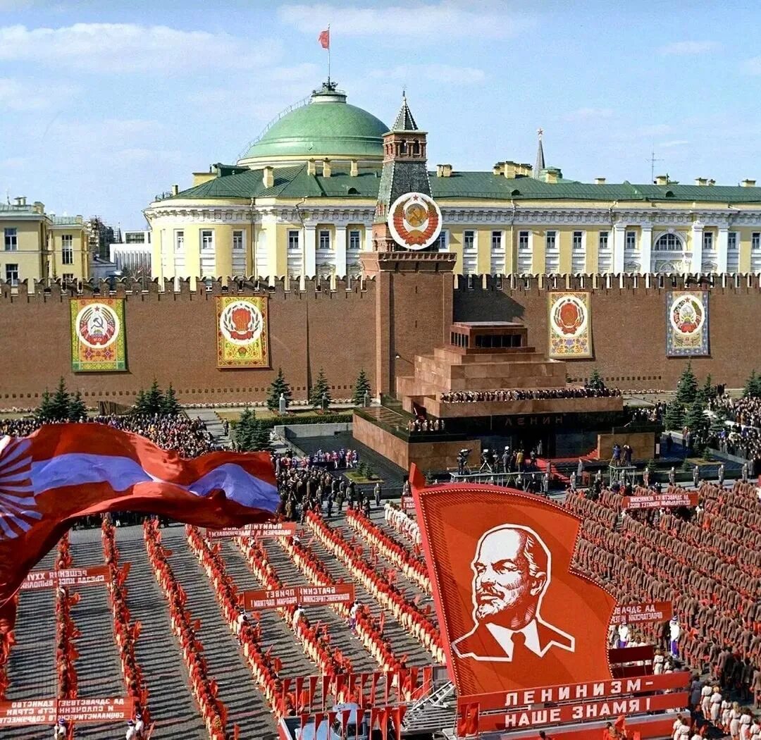 Советские праздники. 1 Мая красная площадь. Демонстрация 1 мая в СССР. Праздник труда СССР. Праздник на красной площади СССР.