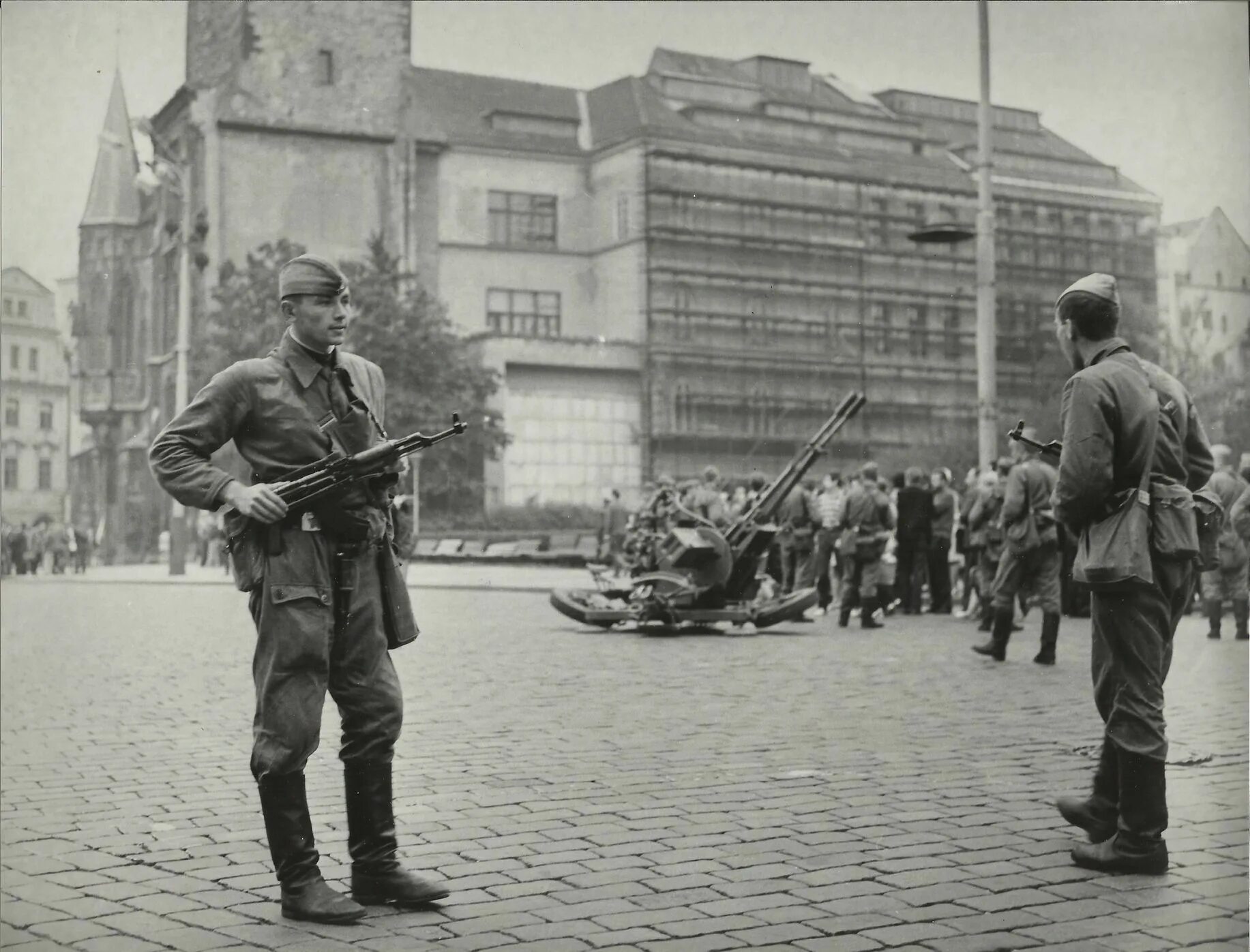 Операция Дунай Прага 1968. Советские войска в Праге Чехословакия 1968. Прага август 1968. Советские солдаты в Праге 1968.