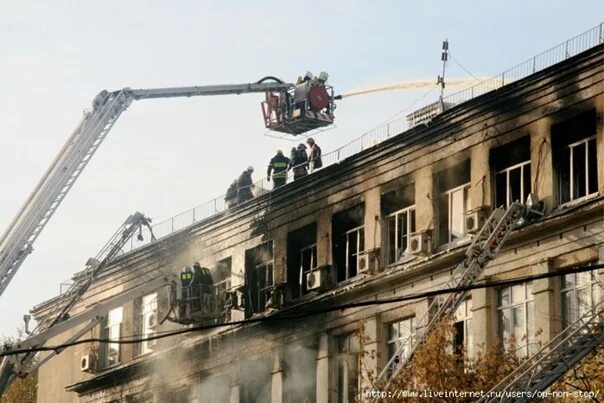 Пожар в институте на дубровке 2007. Горит здание в москве. Пожар в институте в москве октябрь 2007. В москве горело общежитие. Пожар в мгу в общаге в 2006.