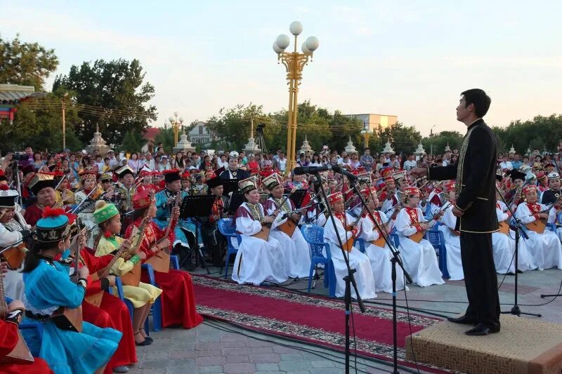 700 домбристов в элисте. Элиста калмыкия фестиваль тюльпанов. Мероприятия в калмыкии. Фестиваль тюльпанов в калмыкии. Мероприятия в калмыкии.