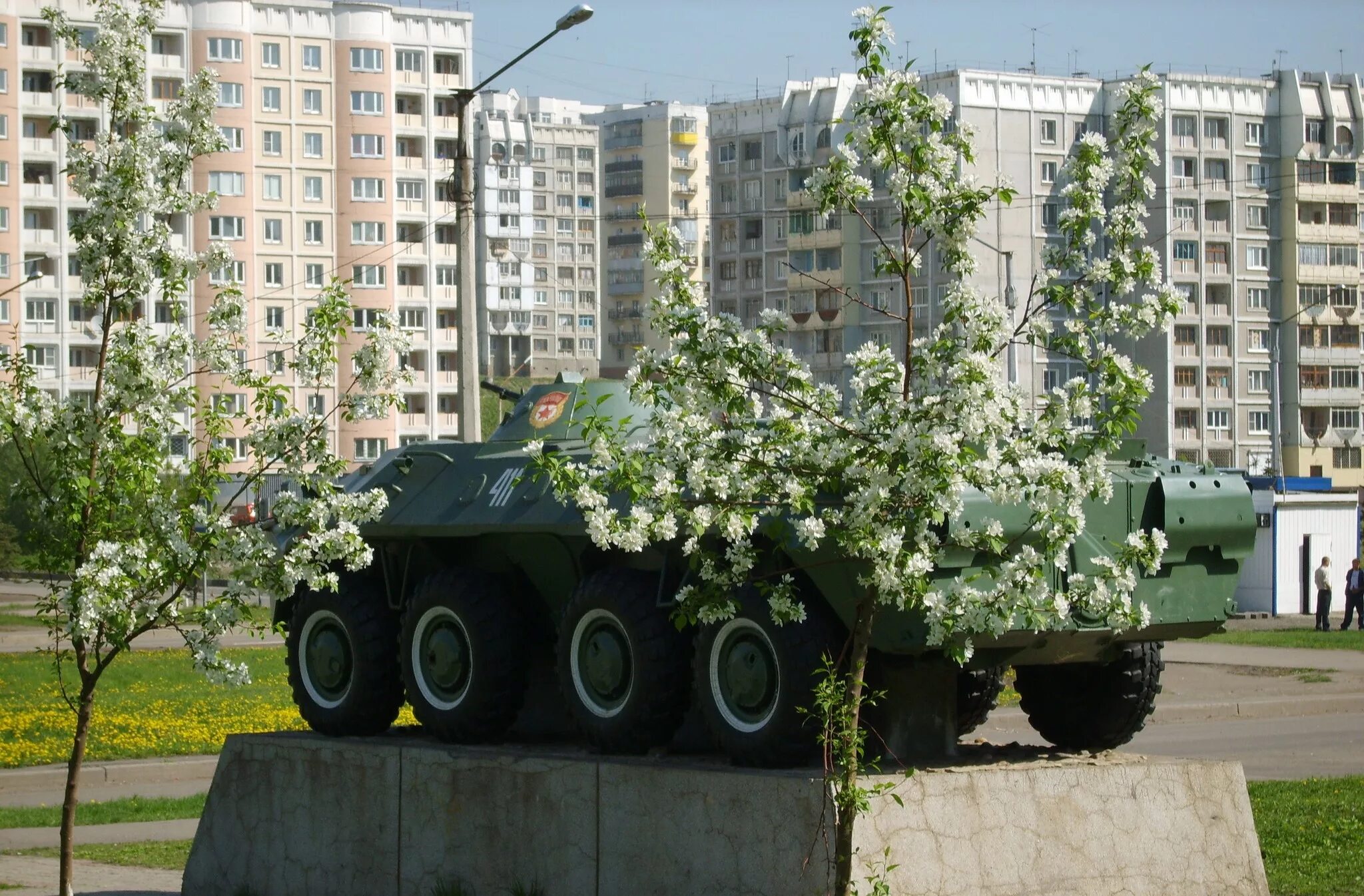 БТР Новоильинский район Новокузнецк. БТР 70 памятник Новоильинский район. Памятник БТР В Новокузнецке Новоильинский район. БТР-70 Новокузнецк.