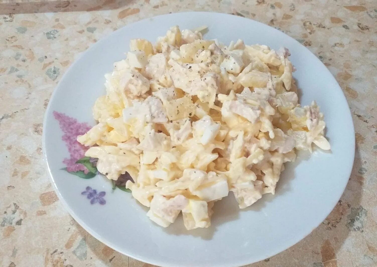 Салат курица ананас сыр яйцо чеснок. Салат с ананасом. Салат с ананасом и курицей. Салат из куриной грудки с ананасом. Салат куриная грудка с ананасом.