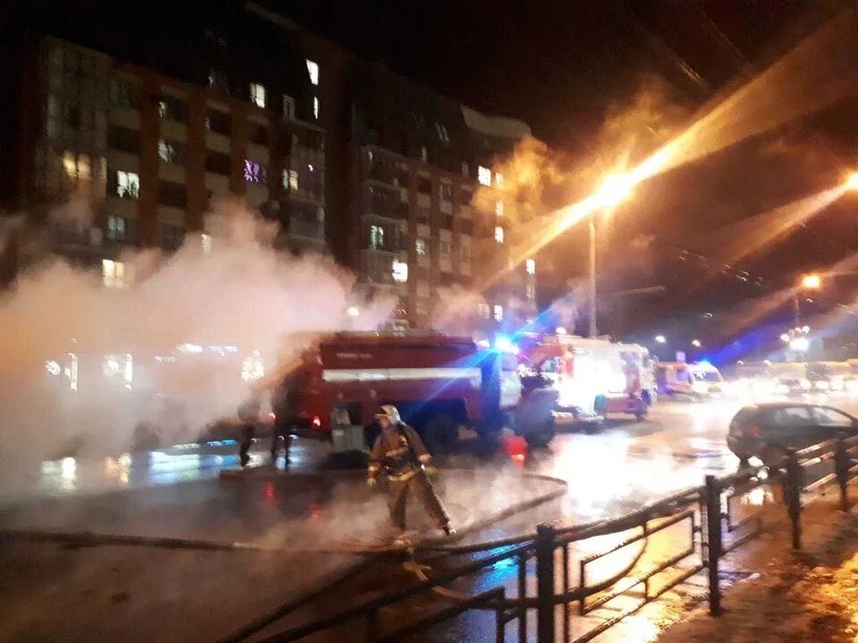Что горит в ижевске сейчас. Сгорел автобус ижевск. на горького сгорел автобус. пожар горит автобус игра ижевск. загорелась машина на центральной площади ижевск.