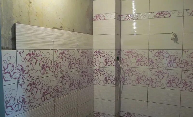 Вставки для плитки на стену в ванной. Укладка плитки на авито в москве. Кладка плитки в ванной. Авито кафель укладка. Укладка плитки на траву.