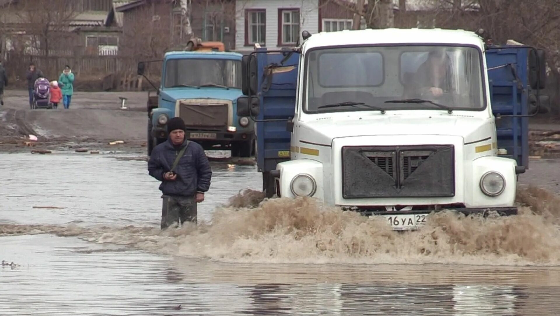 Алтай паводок ситуация на сегодня. Наводнение на Алтае. Спасение людей при наводнении в г. Барнауле 2021г. Спасение людей при наводнении в г. Барнауле 2021г в Затоне. Наводнение в Калтане обстановка на10.04.2022 видео трансляция.