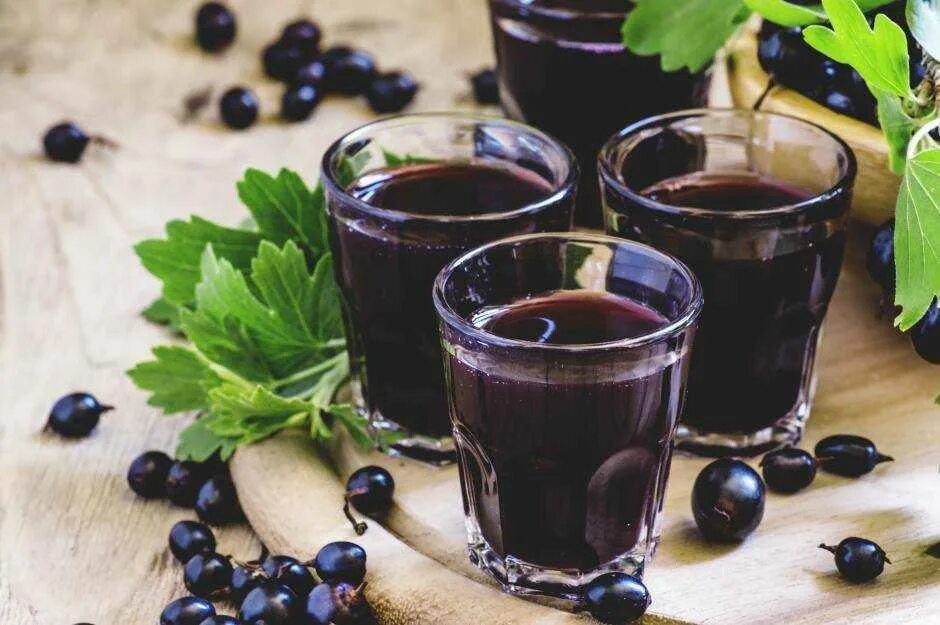 Против черной смородины. Black Currant черная смородина. Морс черносмородинновый. Морс из ирги. Черносмородиновый ликер.