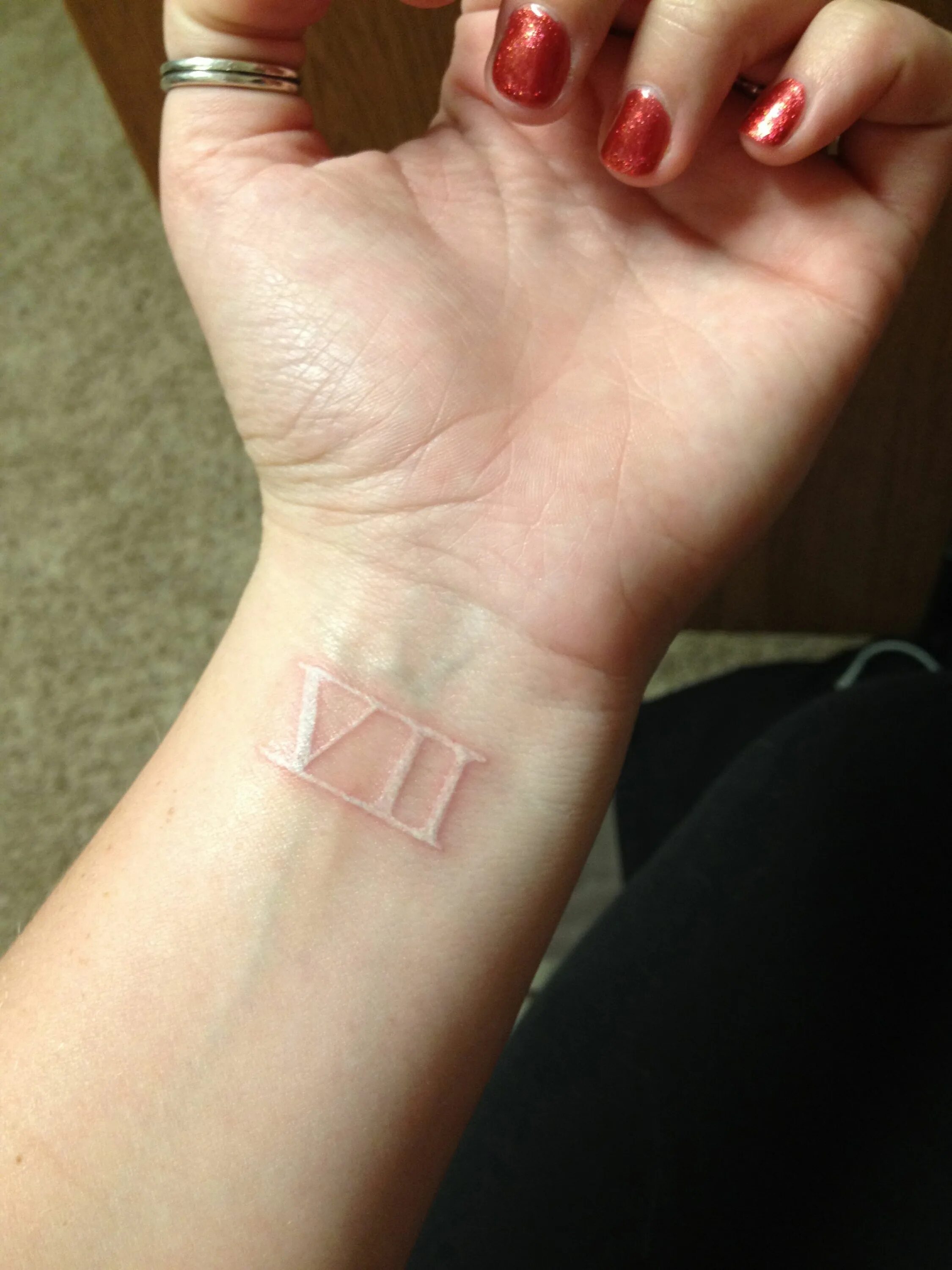 маленькая цифра на запястье тату. тату числа на запястье. тату 666 на руке. татуировка цифра 9. тату цифра 3.