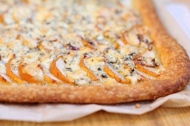 Пирог с грушей и сыром. Пирог с грушей и дор блю. грушевый пирог с сыром дор блю. слоеный пирог с грушей и сыром.