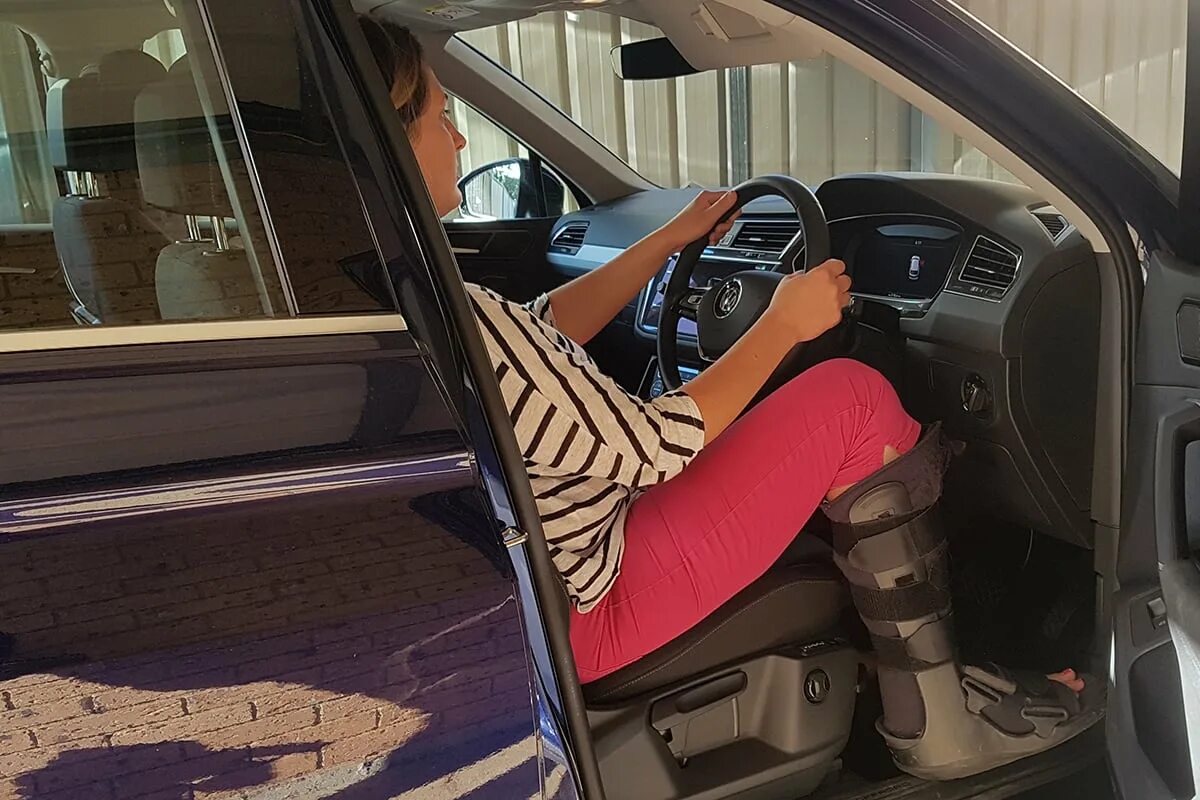 Фото картинки парень с гипсом за рулем. Left Leg Drive. Автомобиль умершего можно ездить