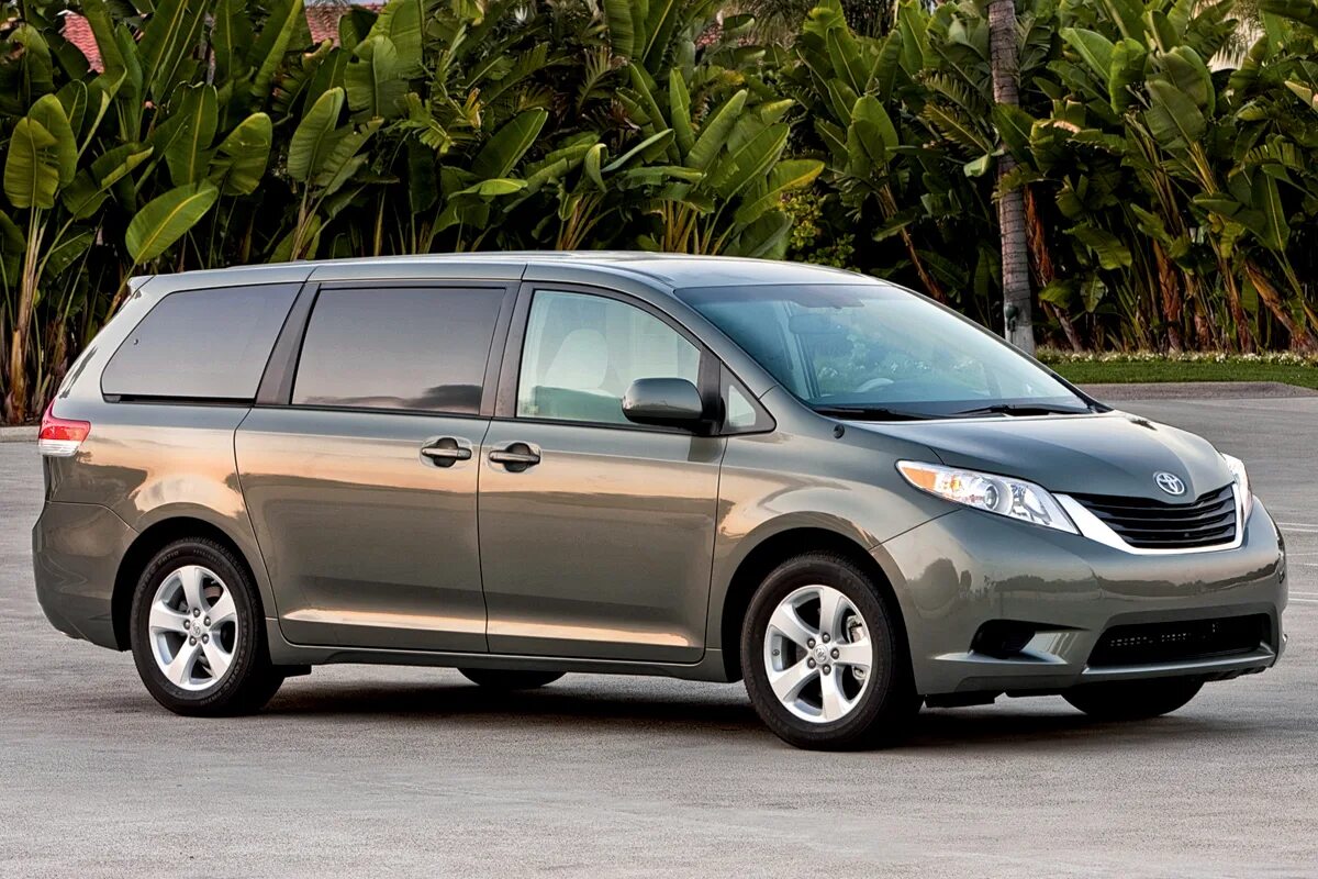 Куплю автомобиль минивэн. Тойота Сиенна 2014. Toyota Sienna 2010. Тойота Sienna 2014. Семиместная Тойота Сиенна.