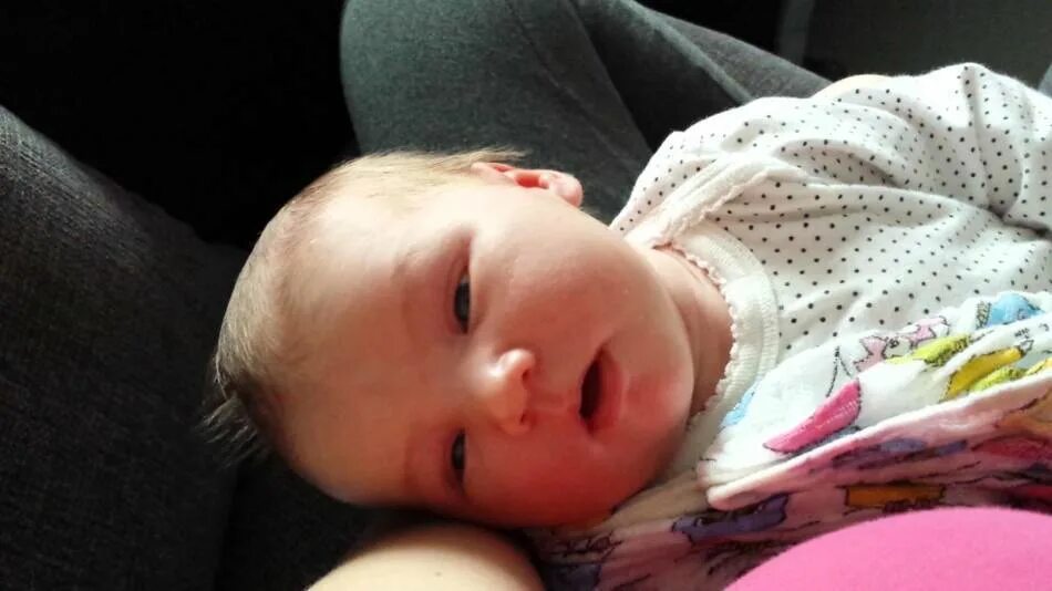 Ребенок засыпает закатывая глаза. Закатывание у новорожденного. Ребенок засыпает закатывая глаза. Синдром с закатыванием глаз у ребенка. Закатываются глаза у ребенка.