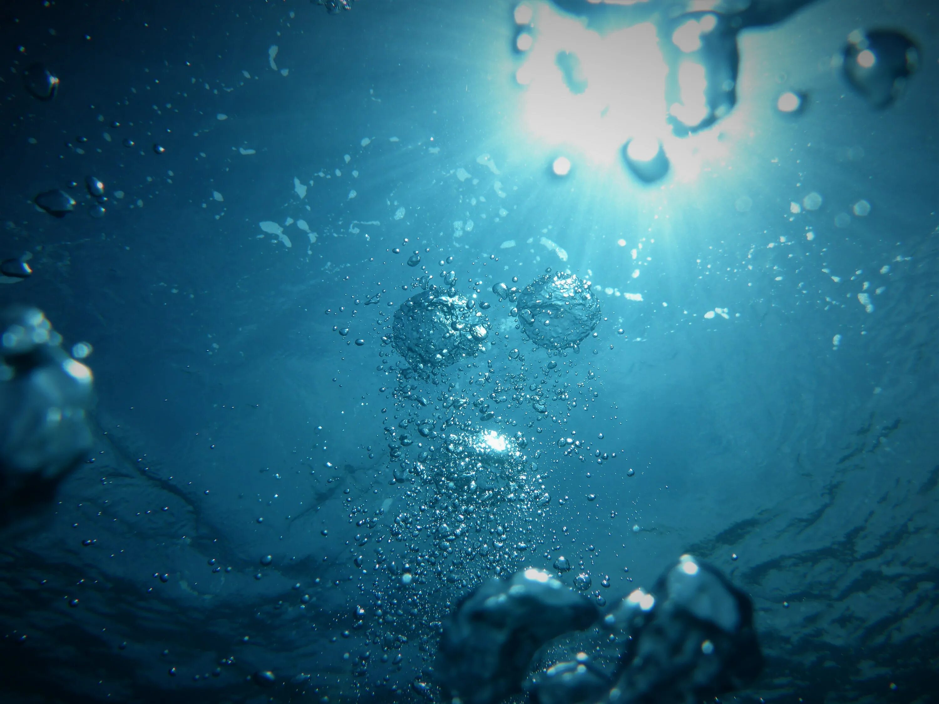 Пузыри под водой. Море под водой. В толще воды. Эффект "воды".