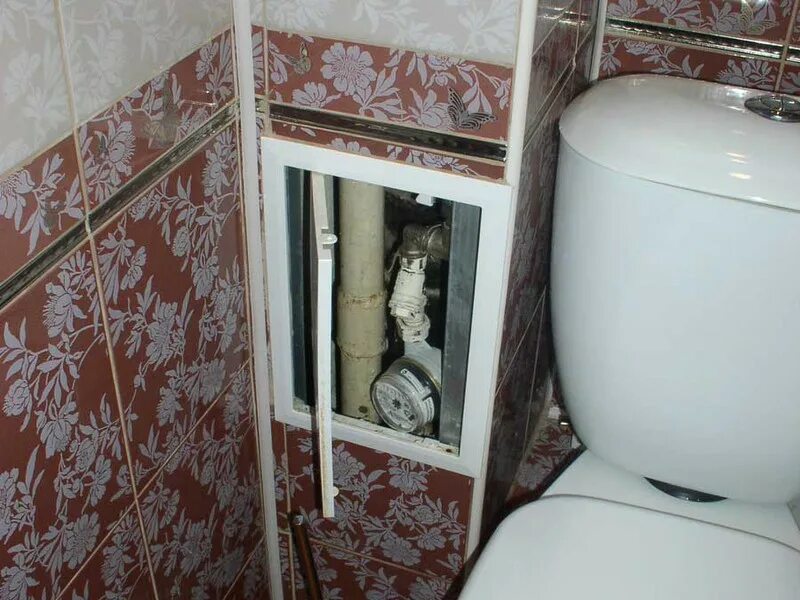 Короб для труб в туалете. Спрятать трубы в туалете. Панели для закрытия труб в туалете. Короб для скрытия труб в ванной.