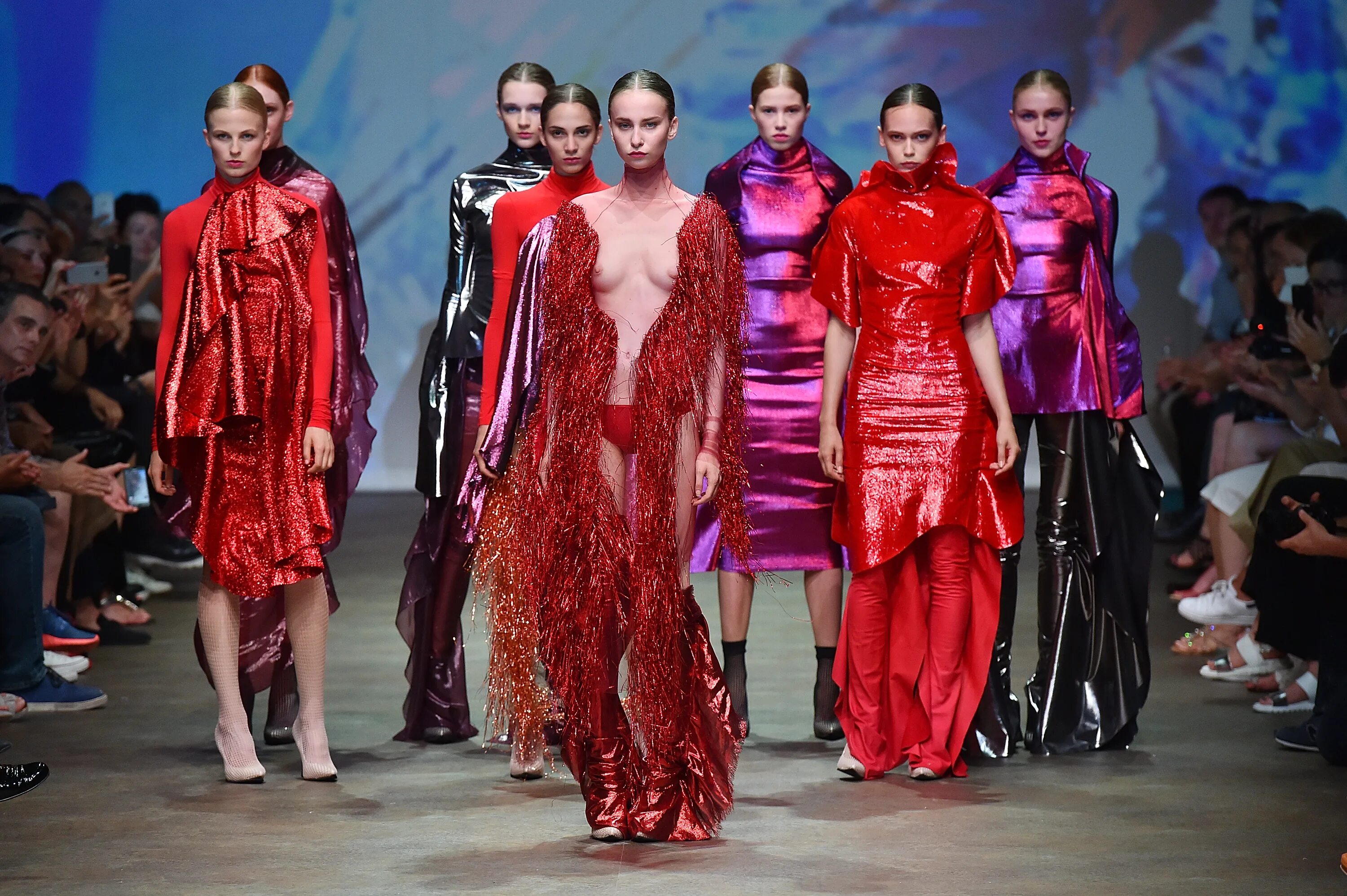 Кармен каррера marco marco. Синди бруна на подиуме. Показ моды в лондоне. Dolce gabbana hong kong. Мужской показ кристиан диор.